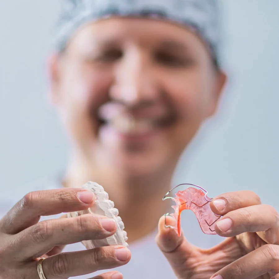 Odontólogo realizando un tratamiento dental