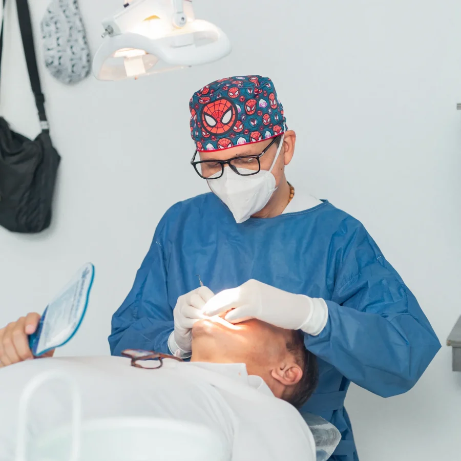 Odontólogo mostrando un molde y un aparato dental